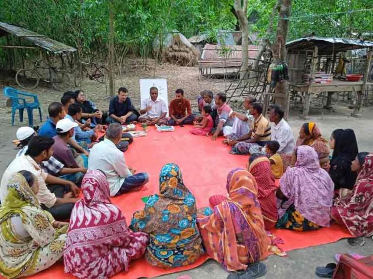 শ্যামনগরে জৈব কৃষি চর্চায় ধূমঘাট গ্রামে বিনোদ কস্টির উপস্থিতিতে মতবিনিময় সভা।